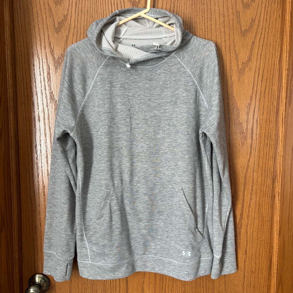 Light weight cold gear hoodie
Heather grey
Barely Worn Womens large Under Armour